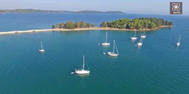 Το κοσμοπολίτικο ελληνικό νησάκι που πας με τα πόδια