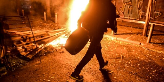 Καρέ-καρέ: Έτσι στήνουν τα οδοφράγματα στα Εξάρχεια