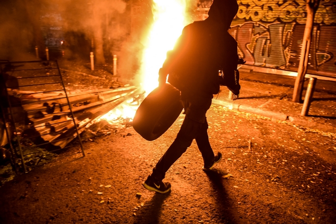 Καρέ-καρέ: Έτσι στήνουν τα οδοφράγματα στα Εξάρχεια