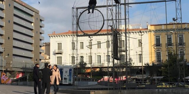 Άνδρας ανέβηκε στο γλυπτό στην Ομόνοια