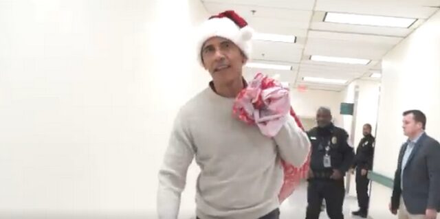 Ο Ομπάμα ντύθηκε Άγιος Βασίλης και μοίρασε δώρα σε άρρωστα παιδιά