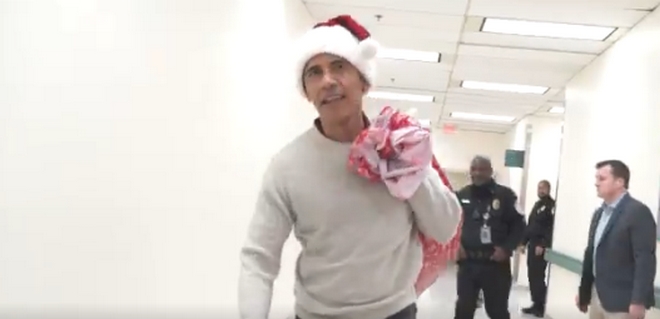 Ο Ομπάμα ντύθηκε Άγιος Βασίλης και μοίρασε δώρα σε άρρωστα παιδιά