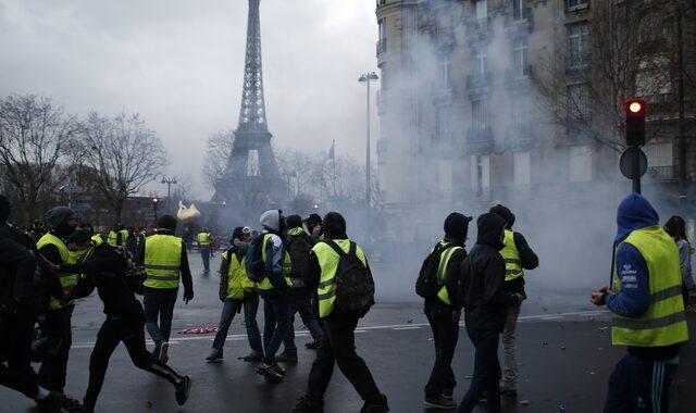 Γαλλία – Κίτρινα Γιλέκα: Μαζικές διαδηλώσεις, εκτεταμένες συγκρούσεις και βίαιη καταστολή