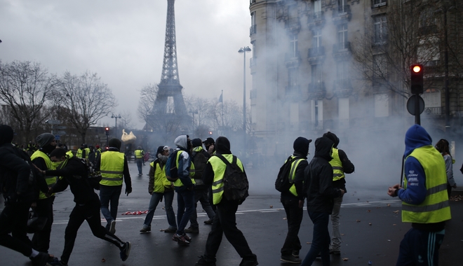 Γαλλία – Κίτρινα Γιλέκα: Μαζικές διαδηλώσεις, εκτεταμένες συγκρούσεις και βίαιη καταστολή