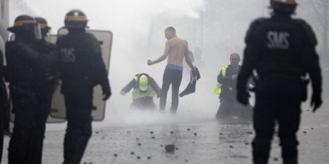 Σοβαρά επεισόδια στο Παρίσι – 81 συλλήψεις στη διαδήλωση των “κίτρινων γιλέκων”