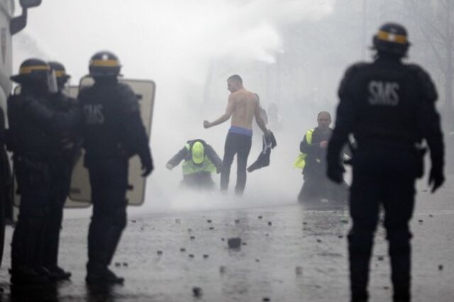 Σοβαρά επεισόδια στο Παρίσι – 81 συλλήψεις στη διαδήλωση των “κίτρινων γιλέκων”