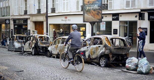 Εκατοντάδες συλλήψεις για τα “κίτρινα γιλέκα”-Υποσχέσεις για μείωση φόρων