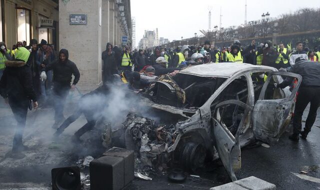 Πεδίο μάχης το Παρίσι: Αντάρτικο με τα “κίτρινα γιλέκα” στους δρόμους – Πάνω από 200 συλλήψεις