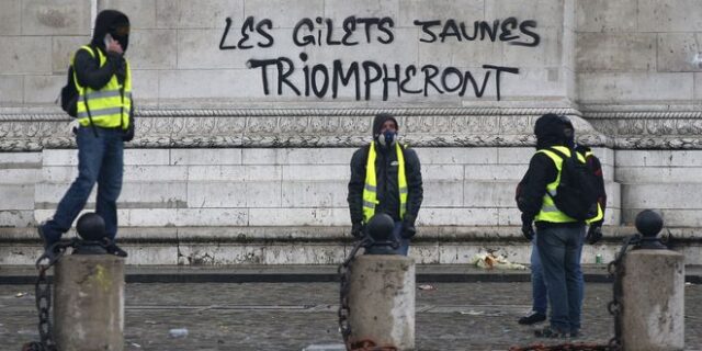 Γαλλία: Τα κίτρινα γιλέκα νίκησαν τον Μακρον