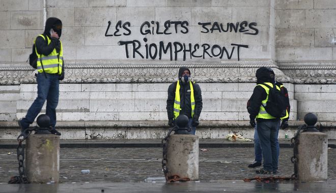 Γαλλία: Τα κίτρινα γιλέκα νίκησαν τον Μακρον