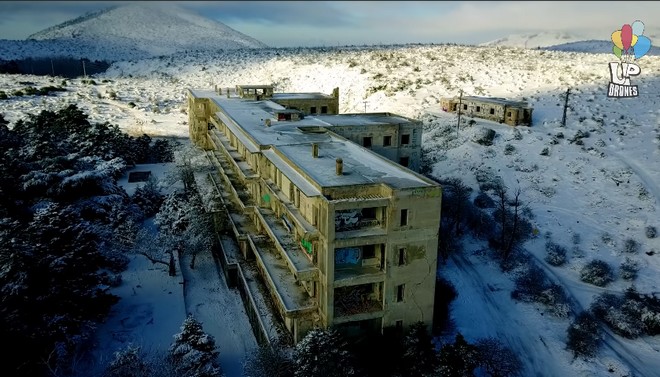 Χιονισμένη Πάρνηθα: Το στοιχειωμένο σανατόριο και το Πάρκο Ψυχών από ψηλά