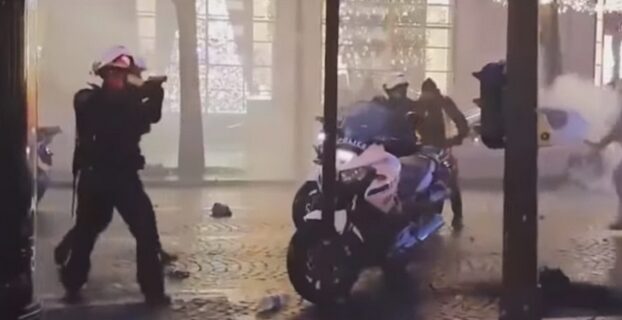 Κορυφώνεται η βία στη Γαλλία: Αστυνομικός τραβά πιστόλι εναντίον “κίτρινου γιλέκου”