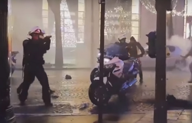 Κορυφώνεται η βία στη Γαλλία: Αστυνομικός τραβά πιστόλι εναντίον “κίτρινου γιλέκου”