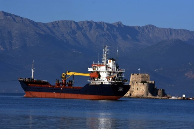 Φορτηγό πλοίο προσάραξε στο λιμάνι του Ναυπλίου
