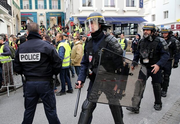 Γαλλία: Μετά τα “κίτρινα γιλέκα” στους δρόμους οι αστυνομικοί – Τι ζητούν