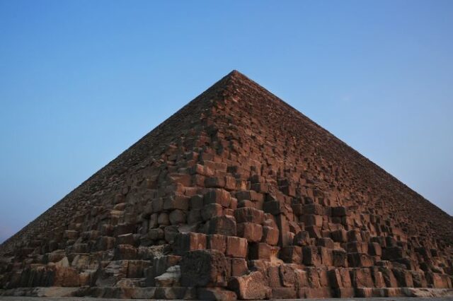 Σάλος στην Αίγυπτο: Ζευγάρι αγκαλιάστηκε γυμνό στην κορυφή της Πυραμίδας του Χέοπα
