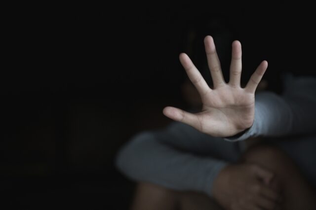 Υπόθεση βιασμού 13χρονης στα Χανιά: Η μητέρα παρίστανε την κόρη και συνομίλησε με τον βιαστή