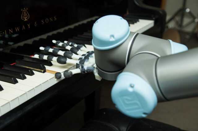 Δημιουργήθηκε το πρώτο ρομποτικό χέρι που παίζει πιάνο