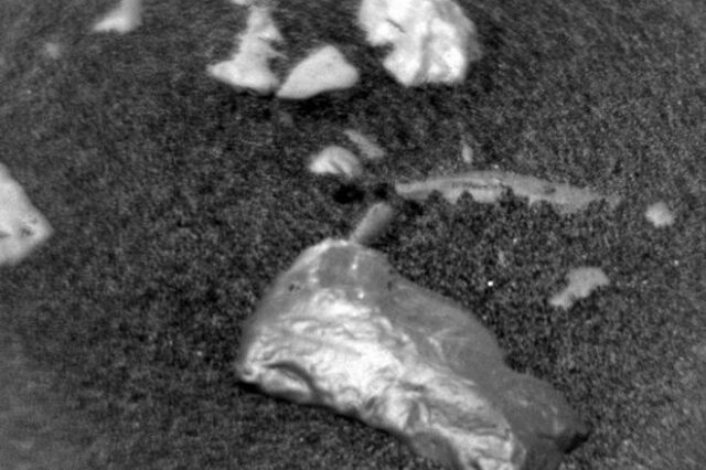 Παράξενο λαμπερό αντικείμενο εντόπισε το Curiosity στον Άρη