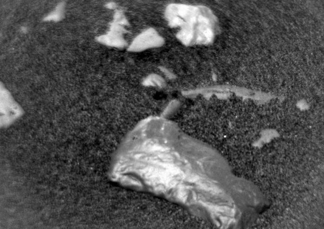 Παράξενο λαμπερό αντικείμενο εντόπισε το Curiosity στον Άρη