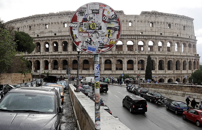 Ο ιταλικός στρατός θα κλείσει τις λακούβες στους δρόμους της Ρώμης