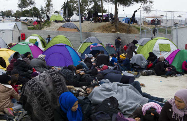 Σάμος: Εικόνες θλίψης εν μέσω κρύου – Ο καταυλισμός έξω από τον καταυλισμό