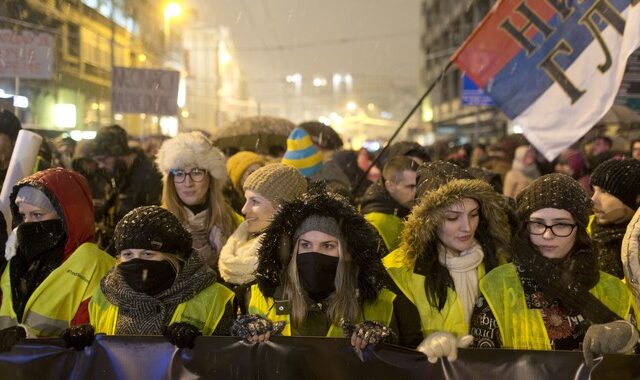 Μεγάλες διαδηλώσεις κατά του Βούτσις στη Σερβία