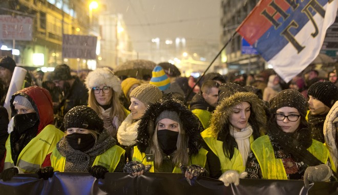 Μεγάλες διαδηλώσεις κατά του Βούτσις στη Σερβία