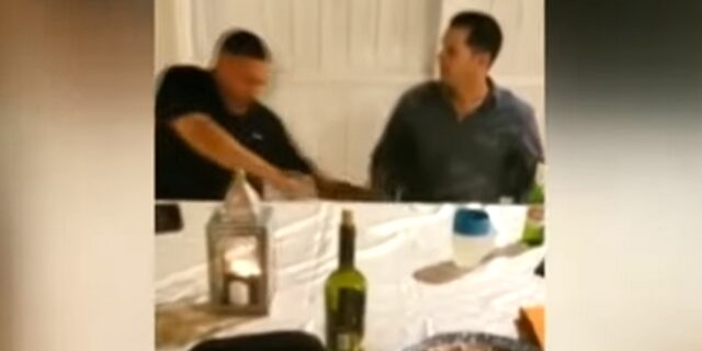 Άντρας δέχεται σφαίρα σε γιορτινό τραπέζι και όλοι νομίζουν ότι τους κάνει πλάκα