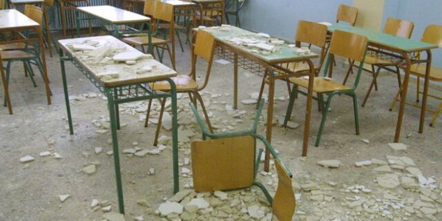 Πανικός στο ΓΕΛ Αλμυρού: Έπεσαν σοβάδες και τζάμια εν ώρα μαθήματος