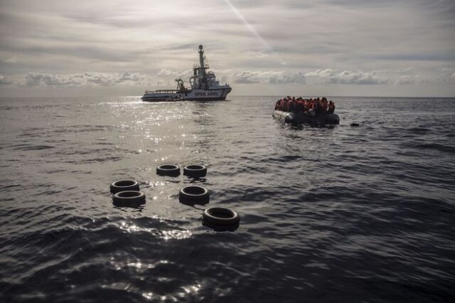 Η Ισπανία υποδέχεται στα χωρικά της ύδατα πλοίο με 310 μετανάστες