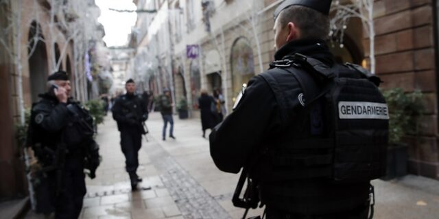 Επίθεση στο Στρασβούργο: Ο δράστης φώναξε “Αλλάχ Ακμπάρ” – Παραμένει ασύλληπτος