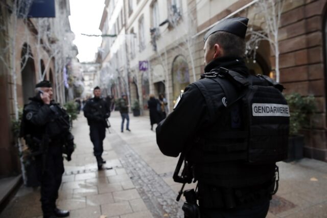Επίθεση στο Στρασβούργο: Ο δράστης φώναξε “Αλλάχ Ακμπάρ” – Παραμένει ασύλληπτος