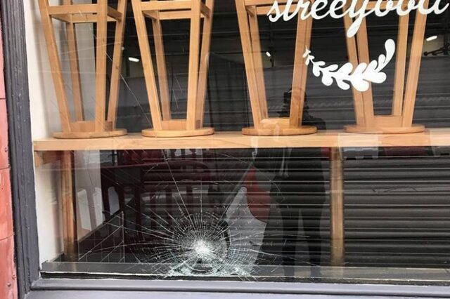 “Έξω οι Έλληνες”: Διπλή ρατσιστική επίθεση σε ελληνικό εστιατόριο στο Μπέρμιγχαμ