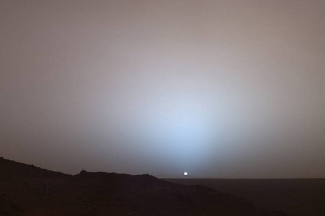 Το εντυπωσιακό “μπλε ηλιοβασίλεμα” από τον πλανήτη Άρη έχει γίνει viral