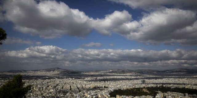 Αυξάνονται διαχρονικά τα σύννεφα πάνω από την Αθήνα