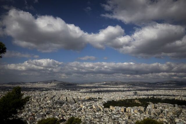 Αυξάνονται διαχρονικά τα σύννεφα πάνω από την Αθήνα
