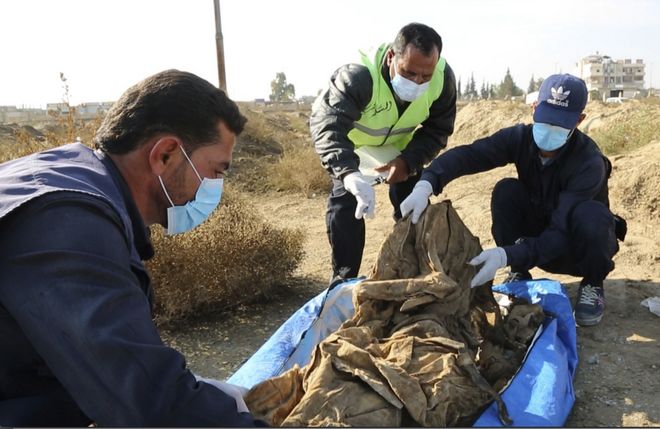 O ISIS άφησε πίσω του ομαδικούς τάφους δεκάδων ανθρώπων