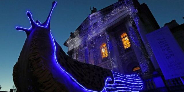 Η γκαλερί Tate Britain “φόρεσε” για τα Χριστούγεννα τεράστιους γυμνοσάλιαγκες