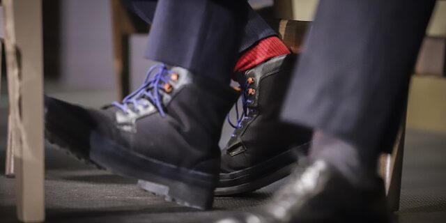 Γιατί ο Μητσοτάκης σχολίασε τα μπλε κορδόνια και τις κόκκινες κάλτσες του Θεοδωράκη