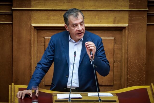 Θεοδωράκης: Βολικό ψέμα ο ισχυρισμός του πρωθυπουργού ότι η χρεοκοπία βασίζεται στις ελίτ