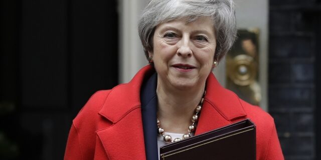 Σπαρταριστό βίντεο: H Mέι δεν μπορεί να βγει από το αυτοκίνητο