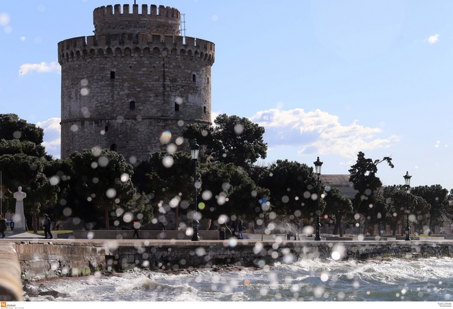 Θεσσαλονίκη: Σε εξέλιξη επιχείρηση ανάσυρσης πτώματος από τα νερά του Θερμαϊκού