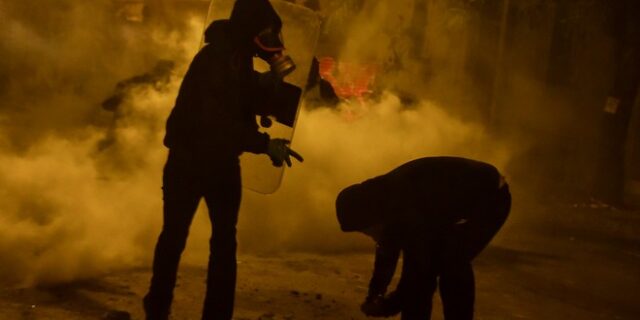 Σοβαρά τραυματίας στην πλατεία Εξαρχείων