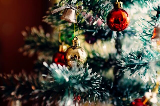 Δέντρο των Χριστουγέννων: από πού κρατά η σκούφια του