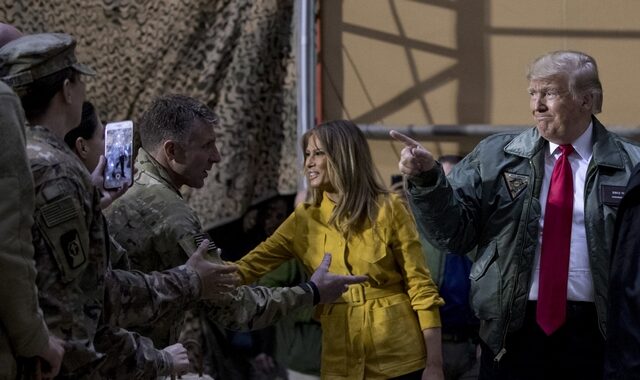 Το ζεύγος Τραμπ απροειδοποίητα στο Ιράκ με το Air Force One