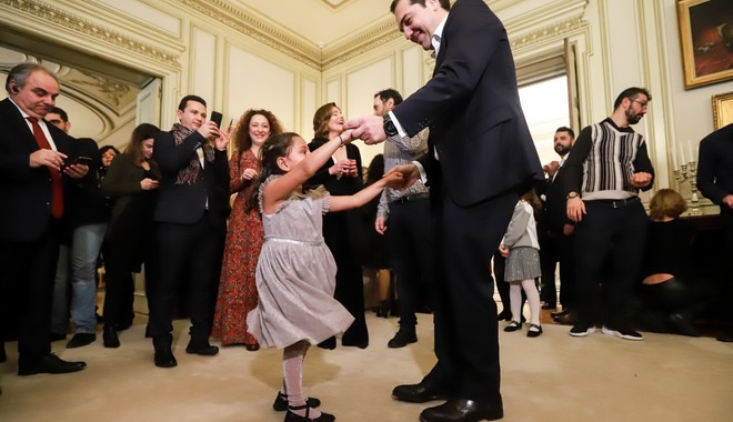 Κάλαντα στην είσοδο του Μαξίμου και χορός με παιδιά για τον Αλέξη Τσίπρα