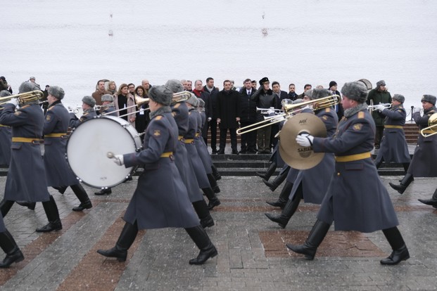 Μόσχα: Η μπάντα του ρωσικού στρατού υποδέχτηκε τον Τσίπρα με Ντέμη Ρούσο