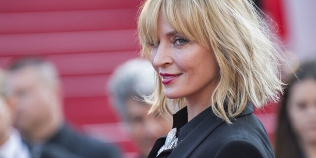 Η Ούμα Θέρμαν ποζάρει μπροστά στα “Κίτρινα Γιλέκα”