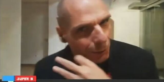 Επεισοδιακή συνέντευξη: Ο Βαρουφάκης πέταξε τα μικρόφωνα και έφυγε από εκπομπή